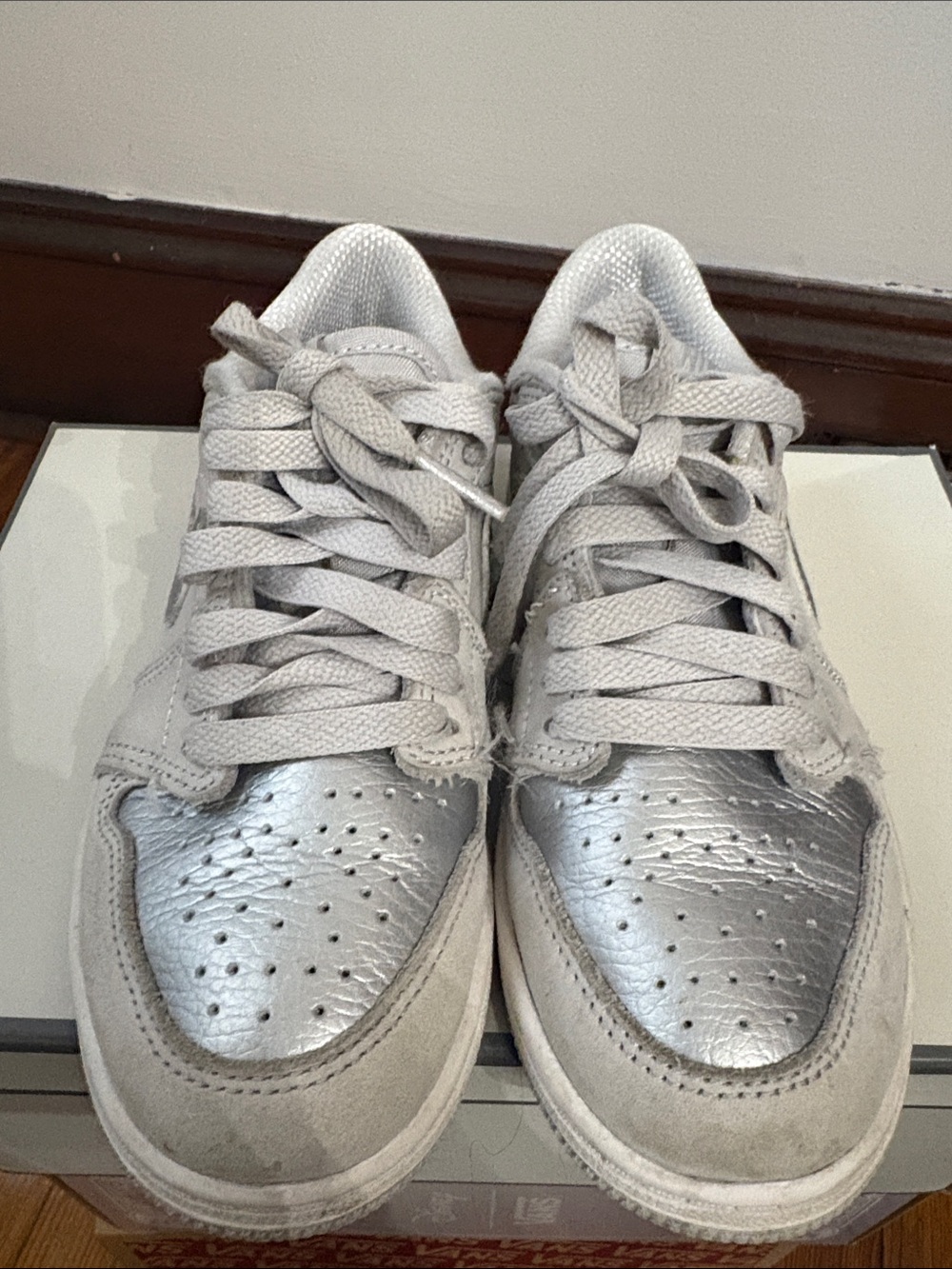Girls Low-Top Sneakers in Silver and Light Gray